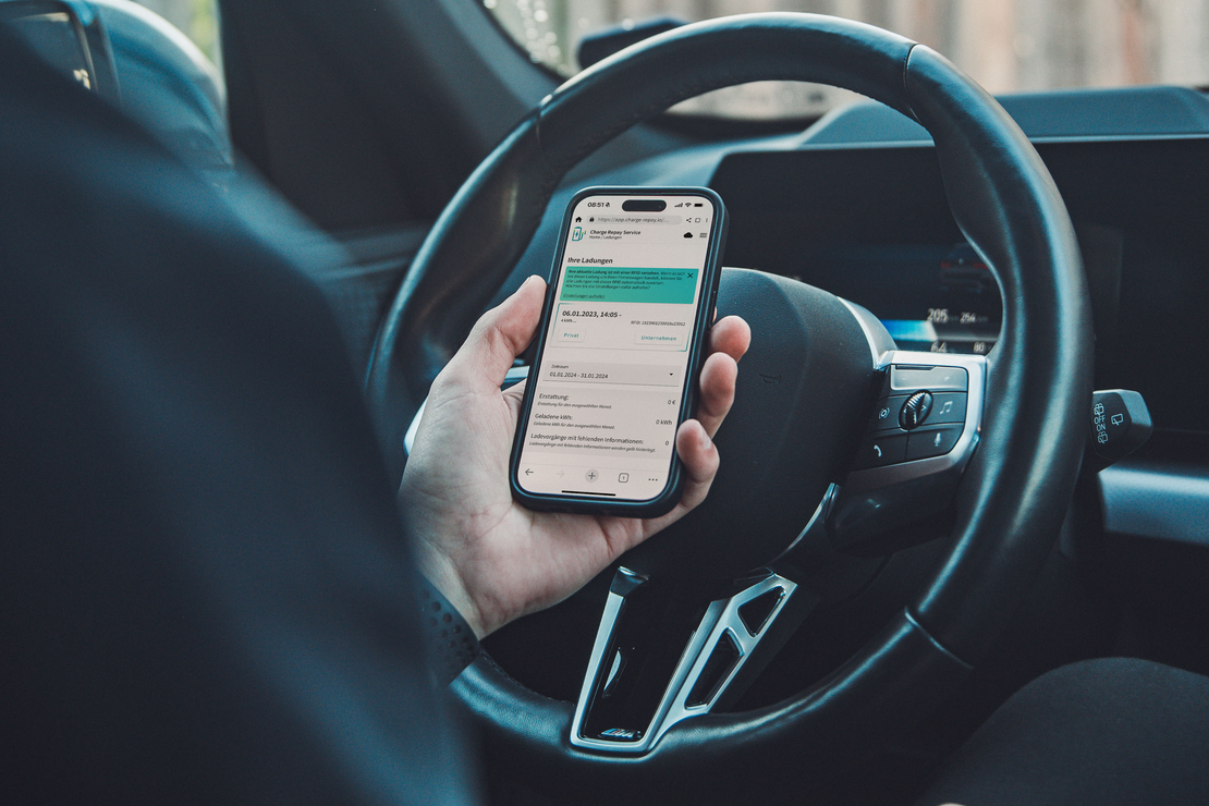 Smartphoen mit dem Charge Repay Service offen