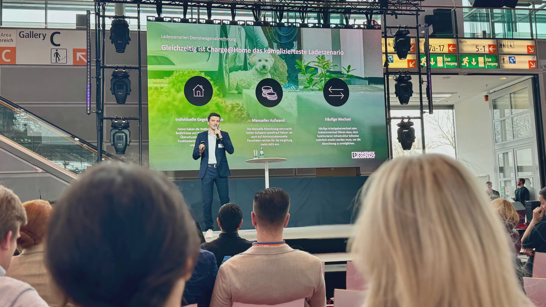 Phoenix Contact employee Anton Schönenberg gives a presentation at the Flotte! Der Branchentreff trade fair.